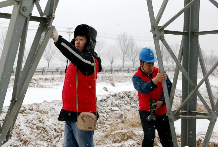 国网无棣县供电公司冒雪巡线确保民生用电