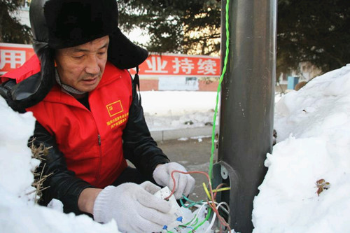 国网兴凯湖电业红红灯笼高高挂，志愿服务迎新年