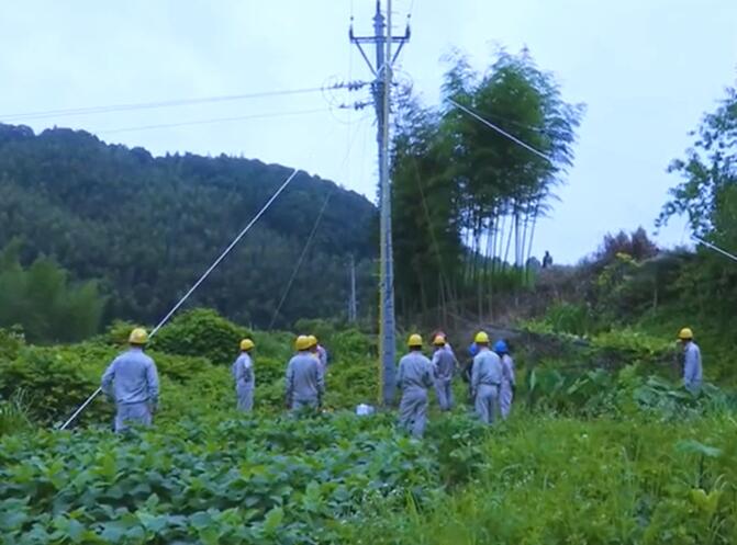 福建泰宁“蜈蚣梯”上阵 带电作业保供电