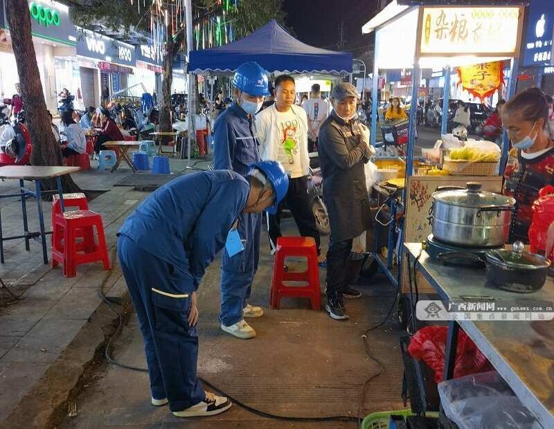 广西北海合浦供电局守护人间“烟火气”助力小镇夜经济