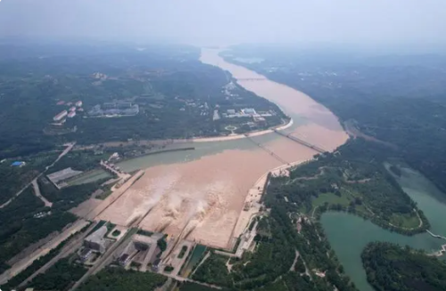 黄河小浪底水利枢纽启动排沙泄洪