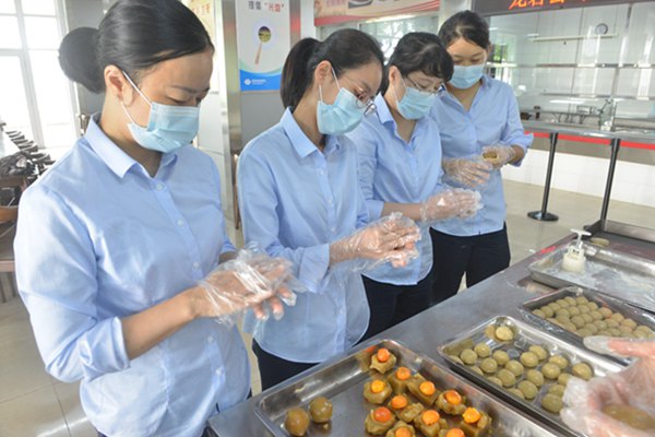 国能龙岩发电公司自制月饼团团圆圆迎“双节”