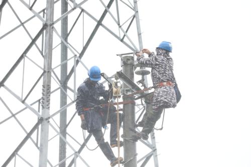 国网寿宁县供电公司台风“康妮”过境 冒雨抢修保供电