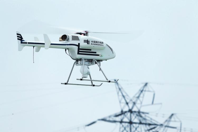 贵州电网公司首次启用交叉双桨无人直升机勘查冰情