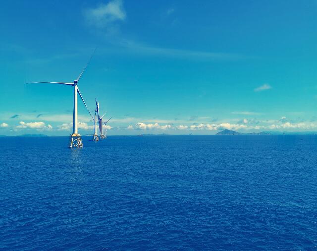 广东阳江南鹏岛海上风电项目首台风机吊装顺利完成