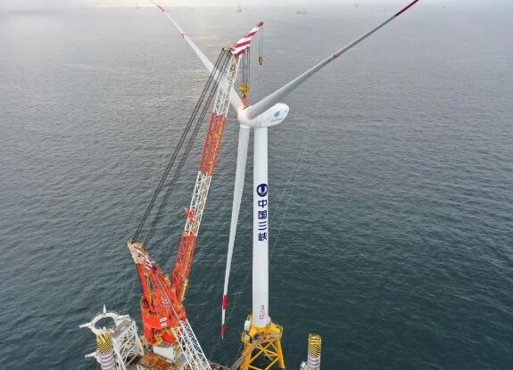 中国南海海域首台6.45兆瓦海上风机吊装成功