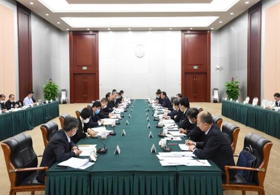 辛保安与国铁集团总经理杨宇栋举行会谈