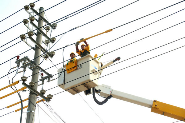 国网乐安县供电公司带电接火提升“获得电力”
