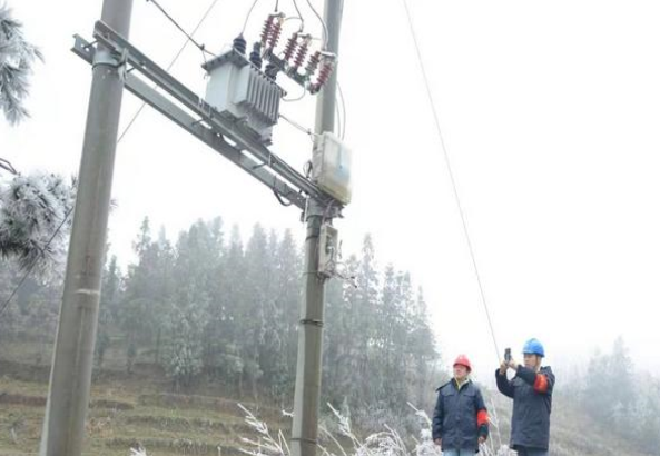 贵州安顺紫云供电局观冰巡线在一线 迎峰度冬保供电