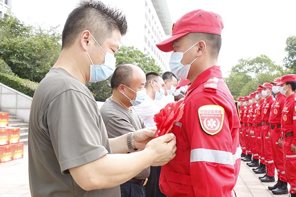 驻地退役军人创业服务公司走访慰问中国安能常州分公司赴郑抢险队员