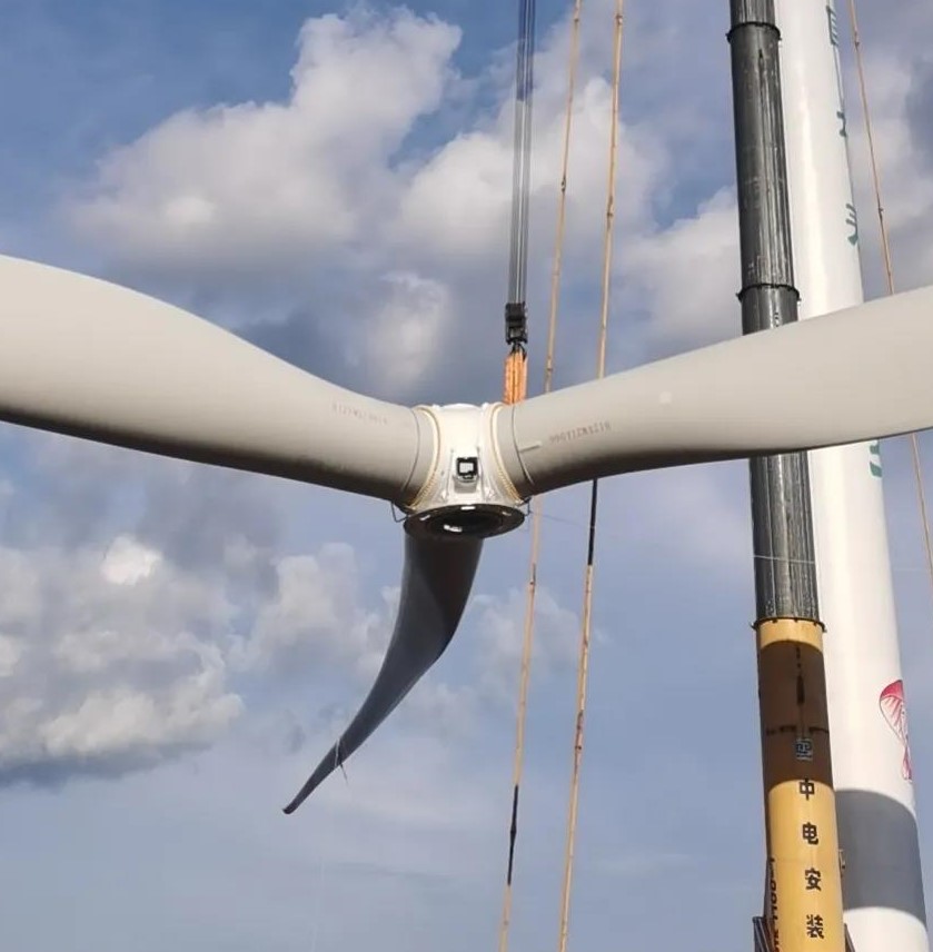 广西浦北风电项目首台风力发电机组顺利完成吊装