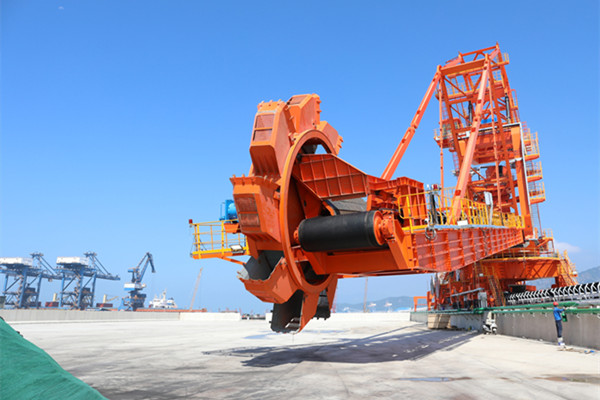 国能（连江）港电有限公司公司储煤场斗轮机正式具备上煤条件