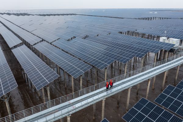 高效“绿色转型”引外媒关注：中国开创清洁能源新里程碑