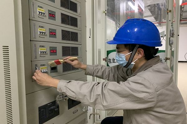 国能（连江）港电有限公司党员示范助力直流系统清扫检查