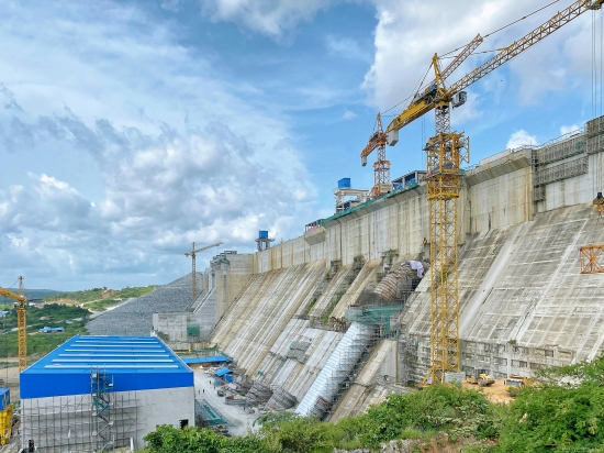中国电建：尼日利亚最大水电站首台机组正式发电