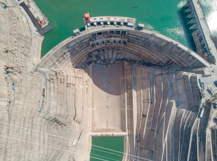 世界最大反拱型水垫塘完成首次检查