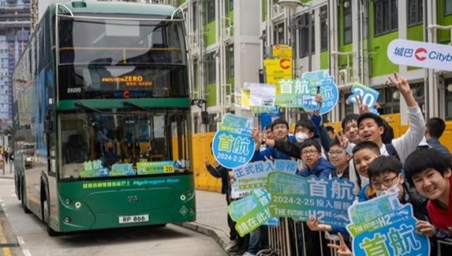 香港双层氢能巴士正式投入载客服务 大批巴士迷前来打卡